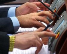 ВР приняла законы, которые позволят Украине получить $3 млрд