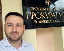 У Чернівцях слуга народу Бешлей спустив 50 тисяч на зламані лавки і клумби без квітів