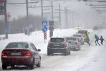 Снігопад, кучугури і аварії: Київ занурився у транспортне пекло