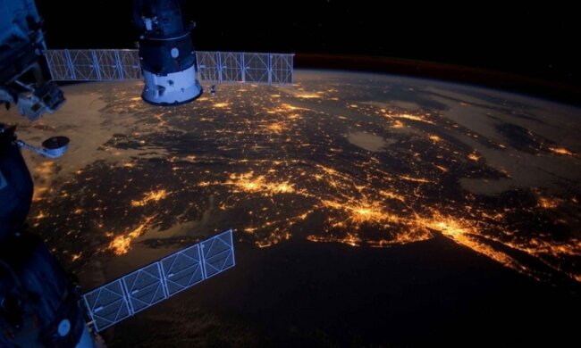 Астронавты МКС показали впечатляющее фото ночной Европы