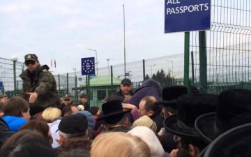 Бажаючі виїхати в ЄС заблокували село: довелось залучати поліцію