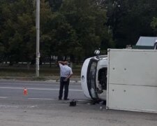 Харьковский водитель попал впросак посреди дороги, горожане помогают собирать - "Яйца на свободе"