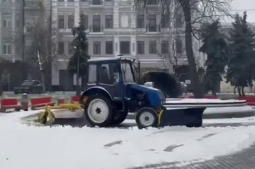Гололед, уборк снега, кадр из видео