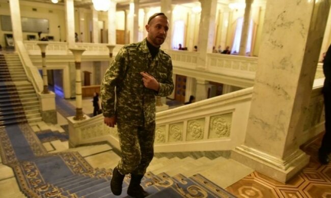 Гаврилюк предложил раздать депутатам автоматы