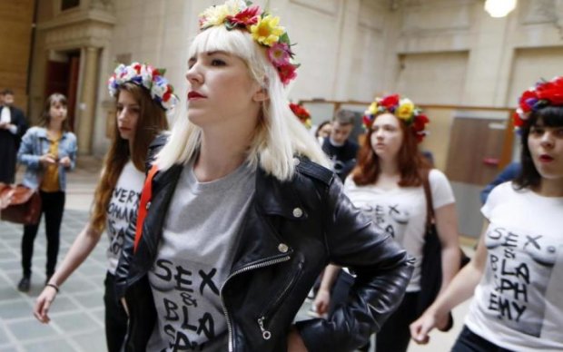 Встреча Саакашвили: голая активистка Femen против толпы копов