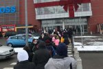 Львів'яни начхали на карантин вихідного дня кілометровими чергами: "А потім Садовий винен"