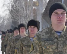 Хуже бомжей: бойцы ВМС показали все "преимущества" службы
