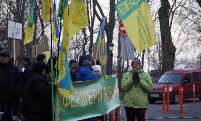 Будинок Зеленського "взяли в облогу" розлючені і працьовиті: чого вимагають від президента