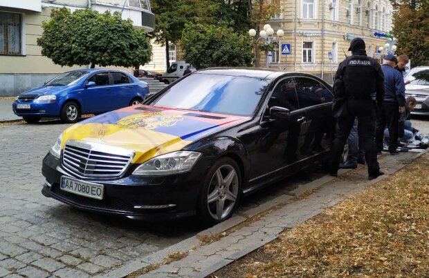 Дикий акт вандализма под Одессой попал на камеру: "Сорвал украинский флаг и вытер ноги"