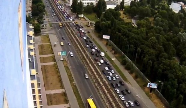 Київське швидкісне шосе зупинилося в кілометровому заторі