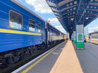 Перон, вагон, поезд, "Укрзалізниця"