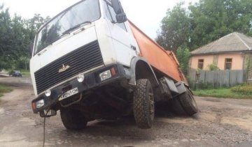 Харківський асфальт "проковтнув" сміттєвоз (ФОТО)