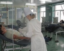 Не лише СНІД: медики забили на сполох через переливання крові в Україні