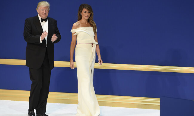 Трамп принизив Меланію на очах у всього світу, це відео підірвало  соцмережі: до мене, собачко