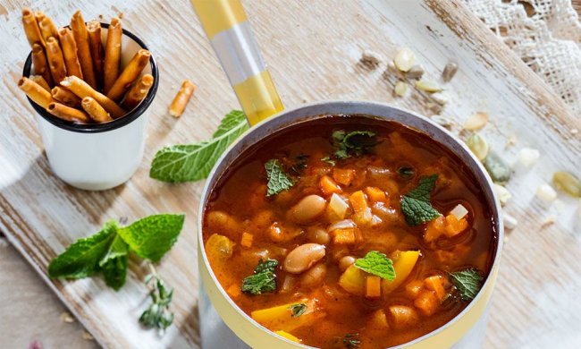 Сытный и малокалорийный: простой рецепт постного супа с фасолью, который наполнит вас энергией