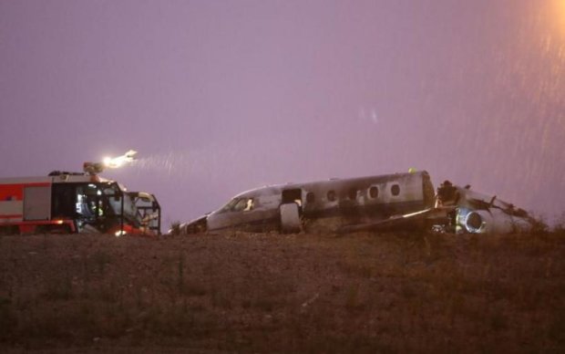 Два самолета сцепились в аэропорту, есть жертвы