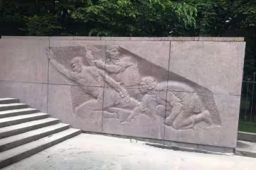 У Львові нічні вандали розгромили пам'ятник Каменяреві - соромно читати, що там тепер  написано