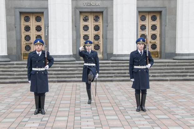Під вікнами Верховної Ради зібралися військовослужбовці, що задумала українська влада