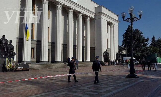 Перед Радою встановили паркан з обмежувальною стрічкою (фото)