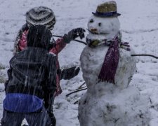 Неподдельное счастье: дети впервые увидели снег и стали звездами интернета, а когда вы так радовались?