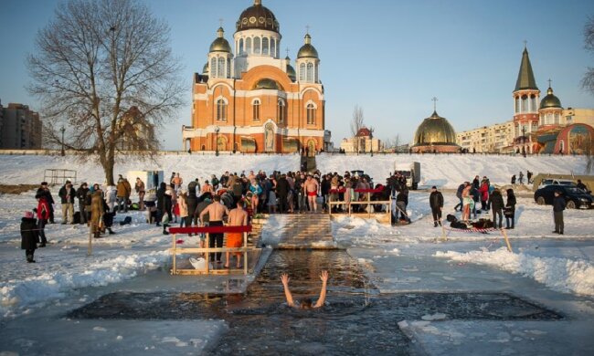 Хрещення Господнє 2020 у Києві: українські "моржі" вже змили всі гріхи, як столиця зустріла світле свято, фото