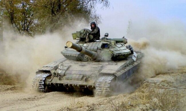 Бойцы АТО учат харьковских курсантов водить танк (фото)