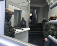 НАБУ нагрянуло с маски-шоу к фейковому агенту ГБР, попался на $150 тысячах взятки: фото