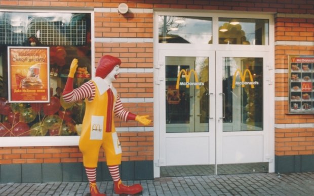 В Киеве разыскивают мужчину, одним ударом убившего клиента McDonald’s: видео
