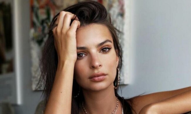 Гаряча Емілі Ратаковські показала, як робить це на дивані