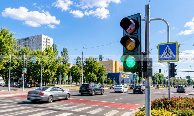 Світлофор на перехресті бульвару Вацлава Гавела та вулиці Метробудівської у Києві