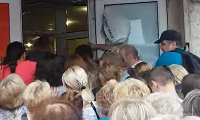 Очередь в секонд, кадр из видео