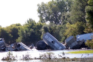 У США обвалився міст разом з потягом: в мережі з'явилося відео катастрофи