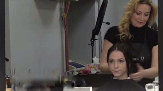 Школьница обрезала волосы, фото: скриншот из видео