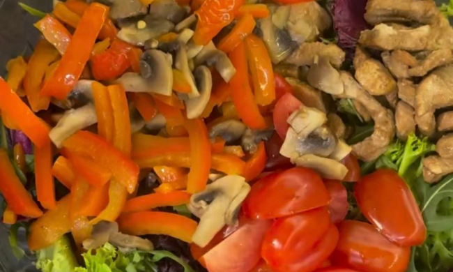 Теплий салат з куркою та овочами: скрін рецепту