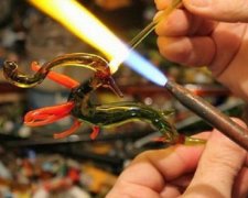 Майстри скловаріння створюють вишукані фігурки у формі тварин (фото)