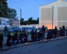 Бесконечный коридор из свечей: украинского воина провели в последний путь