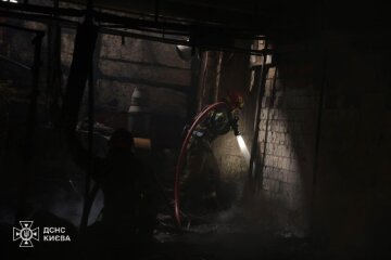 Техніка ДСНС під час гасіння пожежі в Києві