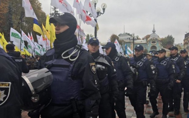 Саакашвили создает штаб в Октябрьском дворце, Нацгвардия препятствует