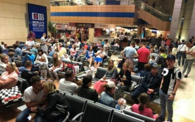 Замість Тунісу - Жуляни: десятки українців застрягли у столичному аеропорту