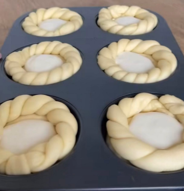 Булочки с творожным сыром и вишнёвым конфи: фото скрин рецепта