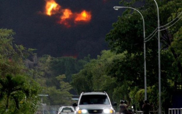 Спасатели бессильны: горит крупный нефтяной завод