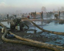 Копачі відкрито йдуть за бурштином і не бояться поліції (фото)