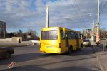 Суворі кияни самі полагодили маршрутку і поїхали далі: фото