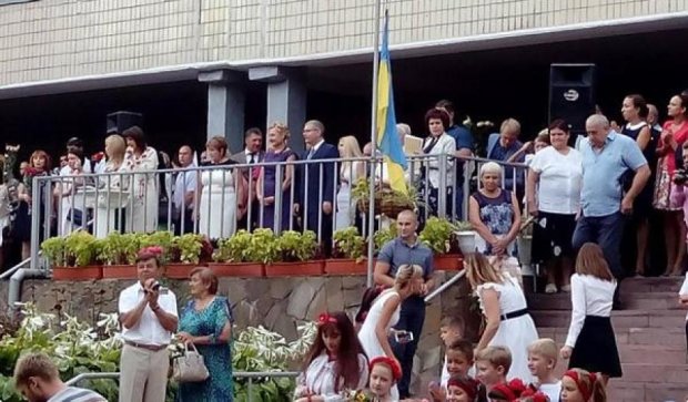 Школьники освистали Вилкула на линейке в Днепропетровске 