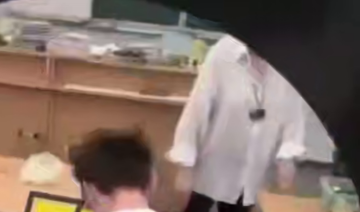 Учительница вытерла ноги об голову ученика.