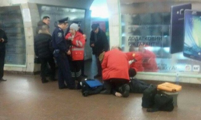 На платформе киевской подземки внезапно умер мужчина (фото)