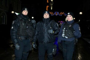 Копы из Нацполиции дежурят в новогоднюю ночь, фото: соцсети