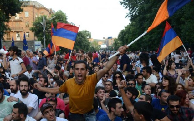 Майдан у Вірменії: влада раптово включила задню