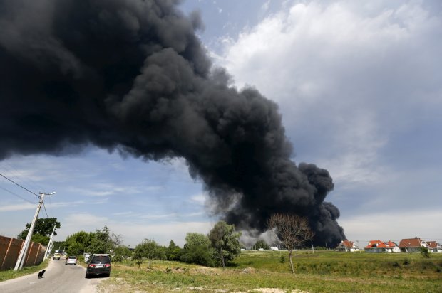 Клубы дыма и гарь: под Киевом вспыхнул пожар, пламя поглощает все вокруг