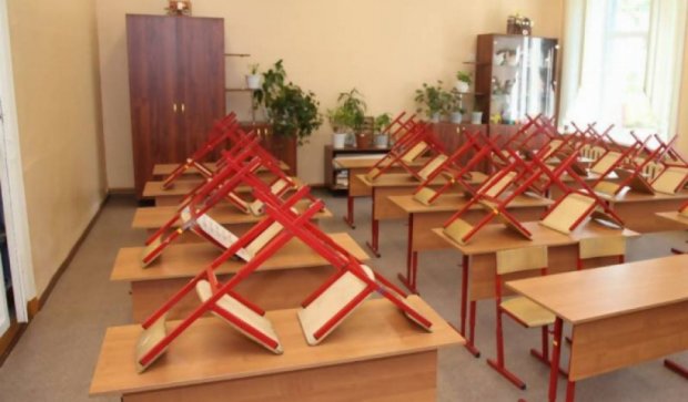 В Сватово на неделю приостановили занятия в школах